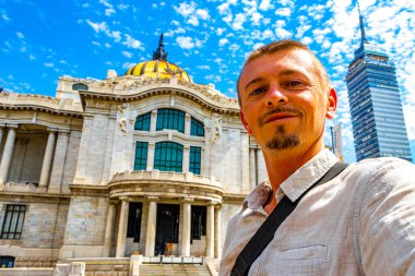 Güzel sanatlar sarayının önünde erkek gezgin insan selfie 'si Mexico City' nin merkezinde bir mimari şaheser..