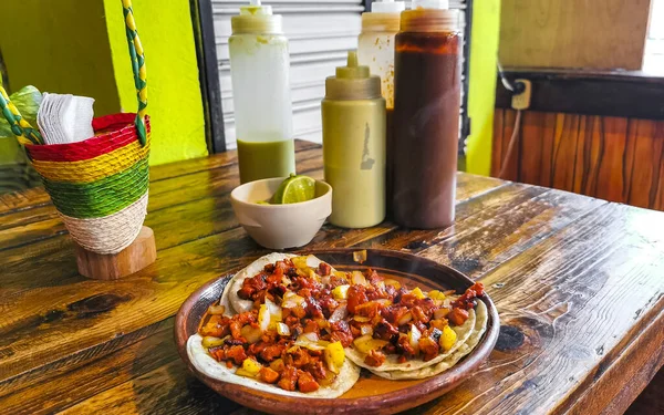 Tacos Mexicanos Con Salsa Picante Lima Piña Cebolla Playa Del — Foto de Stock
