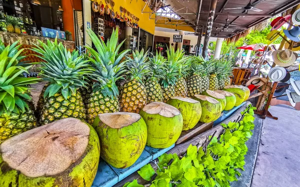 Tropikalne Stoisko Owocowe Ananasem Kokosem Tulum Quintana Roo Meksyk — Zdjęcie stockowe