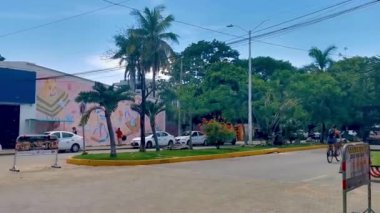 Playa del Carmen Playa del Carmen Quintana Roo Meksika 07. Eylül 2022 La Quinta Bulvarı 'nın tipik sokak ve şehir manzarası. Restoran dükkanları, hediyelik eşya ve binalar..