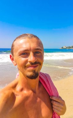 Erkek turist güzel kayalıklarla selfie çekiyor kayalar kayalar kayalar, büyük sörfçü dalgaları ve Puerto Escondido Oaxaca 'da doğal manzara..