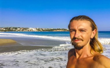 Erkek turist güzel kayalıklarla selfie çekiyor kayalar kayalar kayalar, büyük sörfçü dalgaları ve Puerto Escondido Oaxaca 'da doğal manzara..