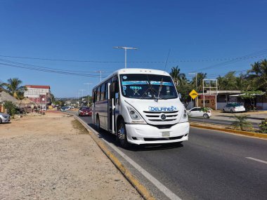 Puerto Escondido Oaxaca Meksika 27. Ocak 2023 Zicatela Puerto Escondido Oaxaca Meksika 'da çeşitli renkli otobüsler seyahat otobüsleri ve ulaşım.