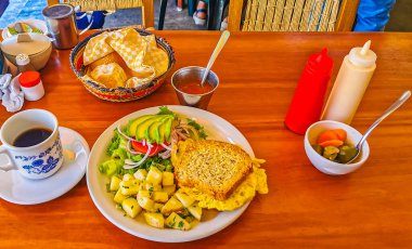 Yumurtalı tost soğanlı avokado salatası ve beyaz tabakta patates Zicatela Puerto Escondido Oaxaca Meksika 'da..