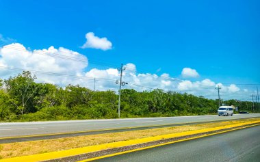 Quintana Roo Mexico 03 'te Playa del Carmen. Mayıs 2023 Yoğun yol caddesi Araç süren Trafik sıkışıklığı Şehir ve Playa del Carmen yerleri.