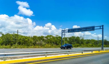 Quintana Roo Mexico 03 'te Playa del Carmen. Mayıs 2023 Yoğun yol caddesi Araç süren Trafik sıkışıklığı Şehir ve Playa del Carmen yerleri.