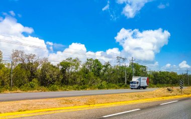 Quintana Roo Mexico 03 'te Playa del Carmen. Mayıs 2023 Yoğun yol caddesi Araç süren Trafik sıkışıklığı Şehir ve Playa del Carmen yerleri.