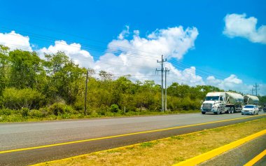 Quintana Roo Mexico 03 'te Playa del Carmen. Mayıs 2023 Yoğun yol caddesi Araç süren Trafik sıkışıklığı Şehir ve Playa del Carmen yerleri.