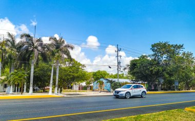 Quintana Roo Mexico 03 'te Playa del Carmen. Mayıs 2023 Yoğun yol caddesi Araç süren Trafik sıkışıklığı Şehir ve Playa del Carmen yerleri.