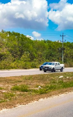 Quintana Roo Mexico 03 'te Playa del Carmen. Mayıs 2023 Yoğun yol caddesi Araç süren Trafik sıkışıklığı Şehir ve Playa del Carmen yerleri.