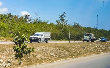 Quintana Roo Mexico 03 'te Playa del Carmen. Mayıs 2023 Yoğun yol caddesi Araç süren Trafik sıkışıklığı Şehir ve Playa del Carmen yerleri.