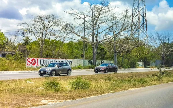 Quintana Roo Mexico 03 'te Playa del Carmen. Mayıs 2023 Yoğun yol caddesi Araç süren Trafik sıkışıklığı Şehir ve Playa del Carmen yerleri.