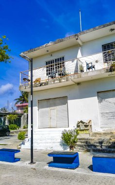 Playa del Carmen Quintana Roo Meksika 6. Mayıs 2023 Tipik yaya yolu ve şehir manzarası Palmiye ağaçlarıyla banklar mimari binalar ve Luis Donaldo Colosio 'nun duvar resimleri.