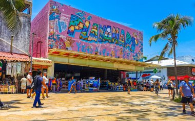 Playa del Carmen Playa del Carmen Quintana Roo Meksika 07. Mayıs 2023 La Quinta Bulvarı 'nın tipik sokak ve şehir manzarası. Restoran dükkanları, hediyelik eşya ve binalar..