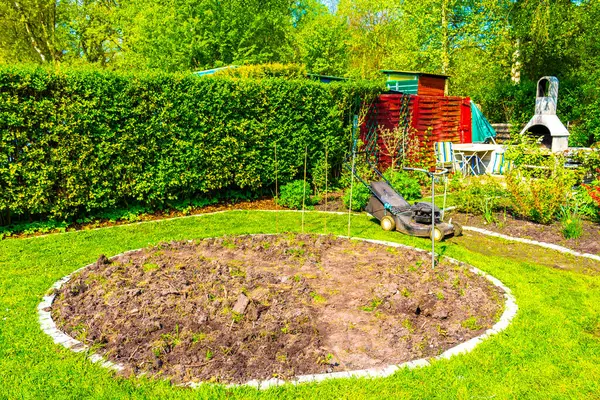 ラウンドベッドの土と若い芽が付いている庭 リーハイドブレマーヘイブンブレーメン ドイツ — ストック写真