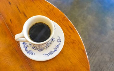 Zicatela Puerto Escondido Mexico 'daki El Cafecito' daki ahşap masada siyah kahve fincanı..