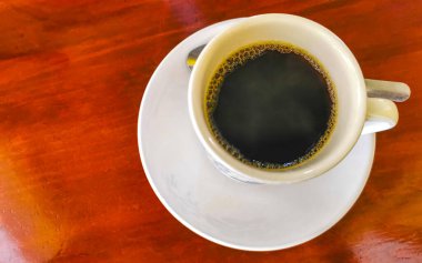 Zicatela Puerto Escondido Oaxaca Meksika 'daki restoranda bir fincan siyah kaşık ve tabakla birlikte kahve..