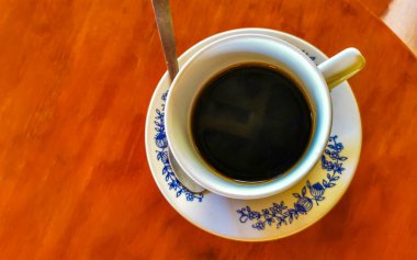 Zicatela Puerto Escondido Mexico 'daki El Cafecito' daki ahşap masada siyah kahve fincanı..