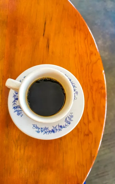 Taza Azul Blanca Con Café Negro Americano Sobre Mesa Madera — Foto de Stock