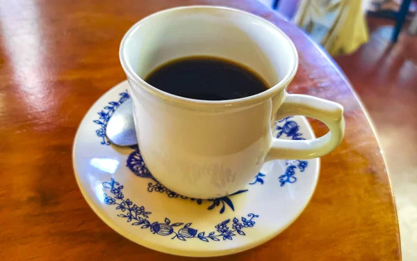 Blå Och Vit Kopp Pott Med Svart Kaffe Americano Träbord — Stockfoto
