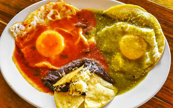 Huevos Mexicanos Divorciados Tortilla Huevos Fritos Con Papas Frijoles Negros —  Fotos de Stock