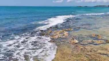 Playa del Carmen Quintana Roo Meksika sahilindeki turkuaz yeşil ve mavi sularda kayalar ve mercanlar..