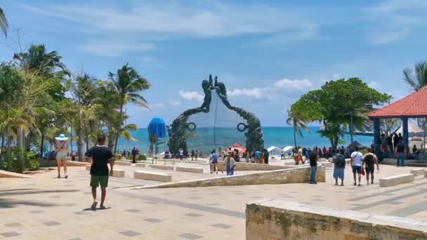 Playa Del Carmeno 2023年5月青い空とターコイズブルーの海の景色とプラヤデルカーメン キンタナ メキシコのビーチパノラマのあるFundaores公園のPortal Mayaの古代建築 — ストック動画