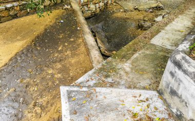 Zicatela Puerto Escondido Oaxaca Meksika 'daki tropikal ormanlarda açık kanalizasyon sistemi..