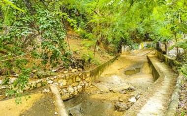 Zicatela Puerto Escondido Oaxaca Meksika 'daki tropikal ormanlarda açık kanalizasyon sistemi..