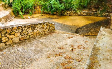Zicatela Puerto Escondido Oaxaca Meksika 'daki tropikal ormanlarda açık kanalizasyon sistemi..