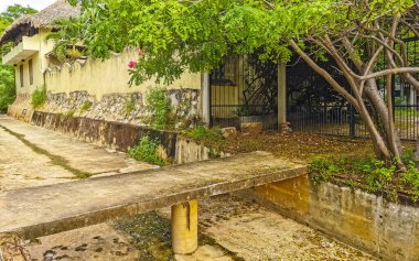 Zicatela Puerto Escondido Oaxaca Meksika 'daki tropikal ormanlarda açık kanalizasyon sistemi..