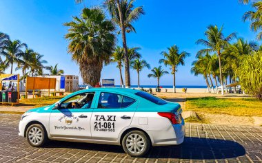Puerto Escondido Oaxaca Meksika 09. Ocak 2023 Zicatela Puerto Escondido Oaxaca Meksika 'da mavi turuncu sarı altın veya kırmızı taksi..
