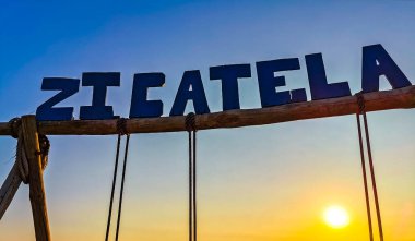 Puerto Escondido Oaxaca Meksika 11. Ocak 2023 Romantik Cennet Zicatela Puerto Escondido Oaxaca 'da gün batımıyla plajda sallanıyor..