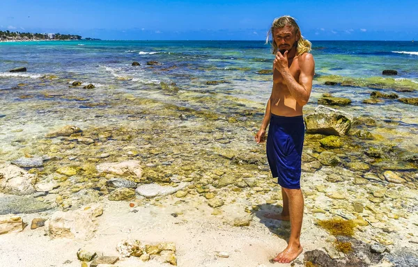 Homem Viajando Turista Masculino Está Posando Selfie Foto Modelo Praia — Fotografia de Stock