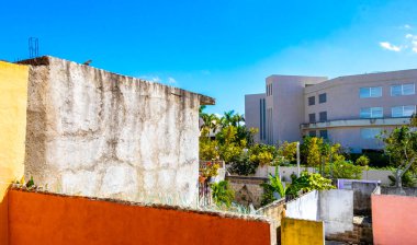 Playa del Carmen Quintana Roo Meksika 'da palmiye ağaçları olan tropikal cennette modern binalar ve mimari oteller tatil beldeleri ve daireler.