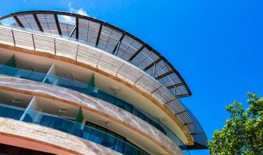 Playa del Carmen Quintana Roo Meksika 26 numara. Mart 2021 Modern binalar ve mimari oteller Playa del Carmen Quintana Roo Meksika 'da palmiye ağaçları olan tropik cennetteki tatil beldeleri ve daireler.