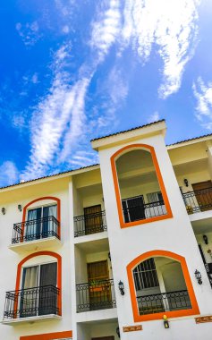 Playa del Carmen Quintana Roo Meksika 02. Temmuz 2021 Modern binalar ve mimari oteller Playa del Carmen Quintana Roo Meksika 'da palmiye ağaçları olan tropik cennetteki tatil beldeleri ve daireler.