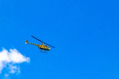 Turist helikopteri Playa del Carmen Quintana Roo Meksika 'daki Karayip Denizi üzerinde uçuyor..