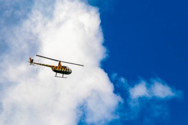 Turist helikopteri Playa del Carmen Quintana Roo Meksika 'daki Karayip Denizi üzerinde uçuyor..