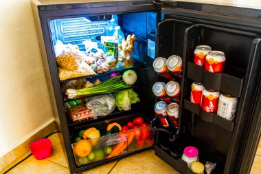 Playa del Carmen Quintana Roo Mexico 09. Eylül 2022 Meyve sebzesi gibi ihtiyacın olan her şeyle dolu buzdolabı Playa del Carmen Quintana Roo Mexico 'da bira içiyor..