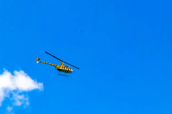 Turistický Vrtulník Létá Nad Karibským Mořem Playa Del Carmen Quintana — Stock fotografie