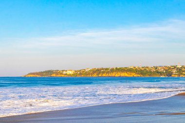 Zicatela Puerto Escondido Oaxaca 'da büyük ve güçlü sörfçü dalgaları..