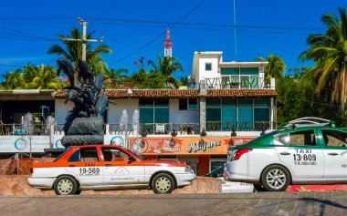 Puerto Escondido Oaxaca Meksika 20. Ocak 2023 Zicatela Puerto Escondido Oaxaca Meksika 'da mavi turuncu sarı altın veya kırmızı taksi..
