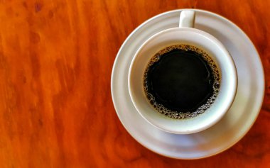 Zicatela Puerto Escondido Oaxaca Meksika 'daki restoranda bir fincan siyah kaşık ve tabakla birlikte kahve..