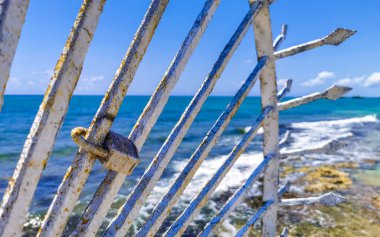 Playa del Carmen Quintana Roo Meksika plajındaki metal parmaklıklara kilitlenin..