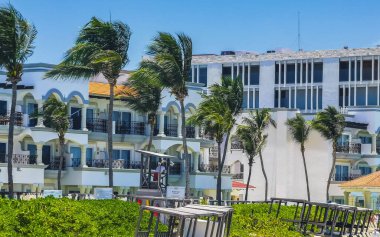 Playa del Carmen Quintana Roo Meksika 06. Mayıs 2023 Modern binalar ve mimari oteller Playa del Carmen Quintana Roo Meksika 'da palmiye ağaçları olan tropik cennetteki tatil beldeleri ve daireler.