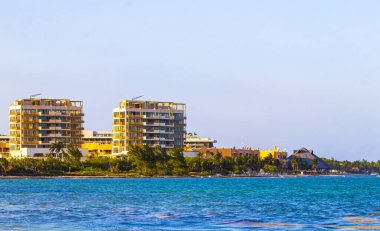 Playa del Carmen Quintana Roo Meksika 03. Mayıs 2023 Modern binalar ve mimari oteller Playa del Carmen Quintana Roo Meksika 'da palmiye ağaçları olan tropik cennetteki tatil beldeleri ve daireler.