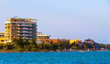 Playa del Carmen Quintana Roo Meksika 03. Mayıs 2023 Modern binalar ve mimari oteller Playa del Carmen Quintana Roo Meksika 'da palmiye ağaçları olan tropik cennetteki tatil beldeleri ve daireler.