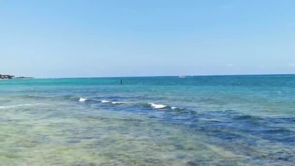 Playa Del Carmen Quintana Roo墨西哥2023年5月卡门平原的加勒比旅游海滩 人们可以在这里享用雨伞酒店 白沙和碧蓝的海水 — 图库视频影像