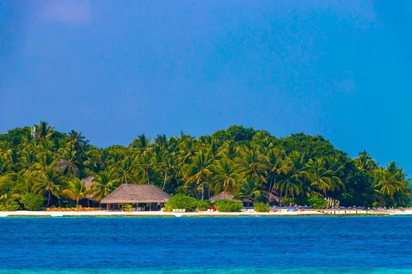 热带天堂岛Kuramathi 在Rasdhoo环礁马尔代夫拥有棕榈树 白沙和碧绿海水的豪华假期 — 图库照片